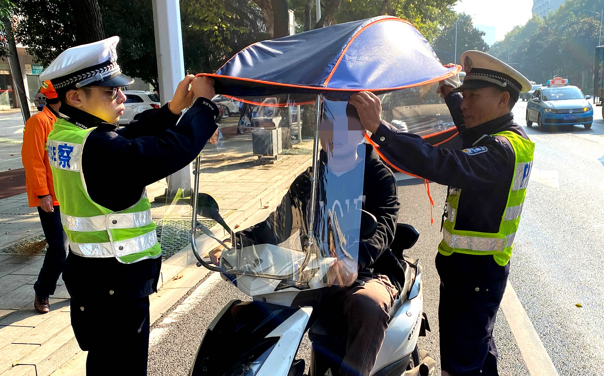 银川市启动万辆共享电动车头盔配备行动，助力交警百日行动顺利进行