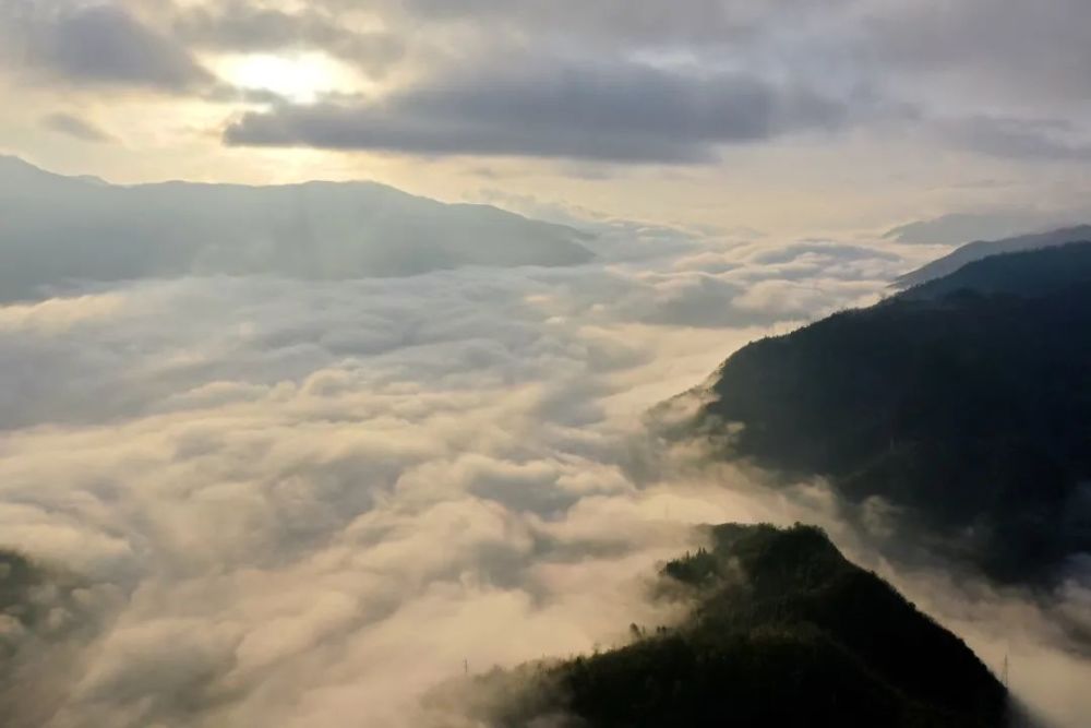 初冬巫山下庄雾绕，云雾缭绕之美如诗如画