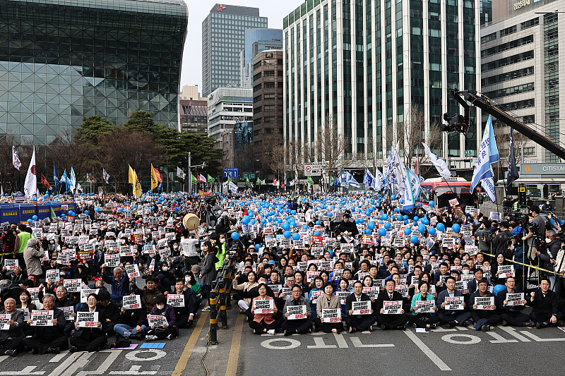 韩国执政党党首声明推动尹锡悦总统下台及其影响分析