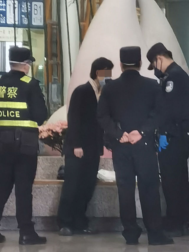 自称被杭州警察骚扰当事人道歉，事件引发理解与反思的社会价值