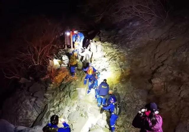 男子登山不幸身亡，孩子以为父亲只是睡着，悲剧警示