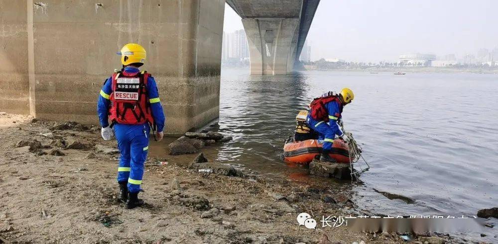 长沙大桥下发现浮尸，身份待确认，社会关注与后续行动至关重要