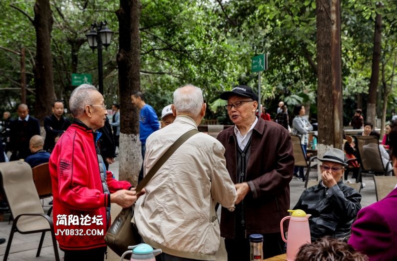 公园重逢，失联74年的95岁老兵偶遇战友，再现战友情深