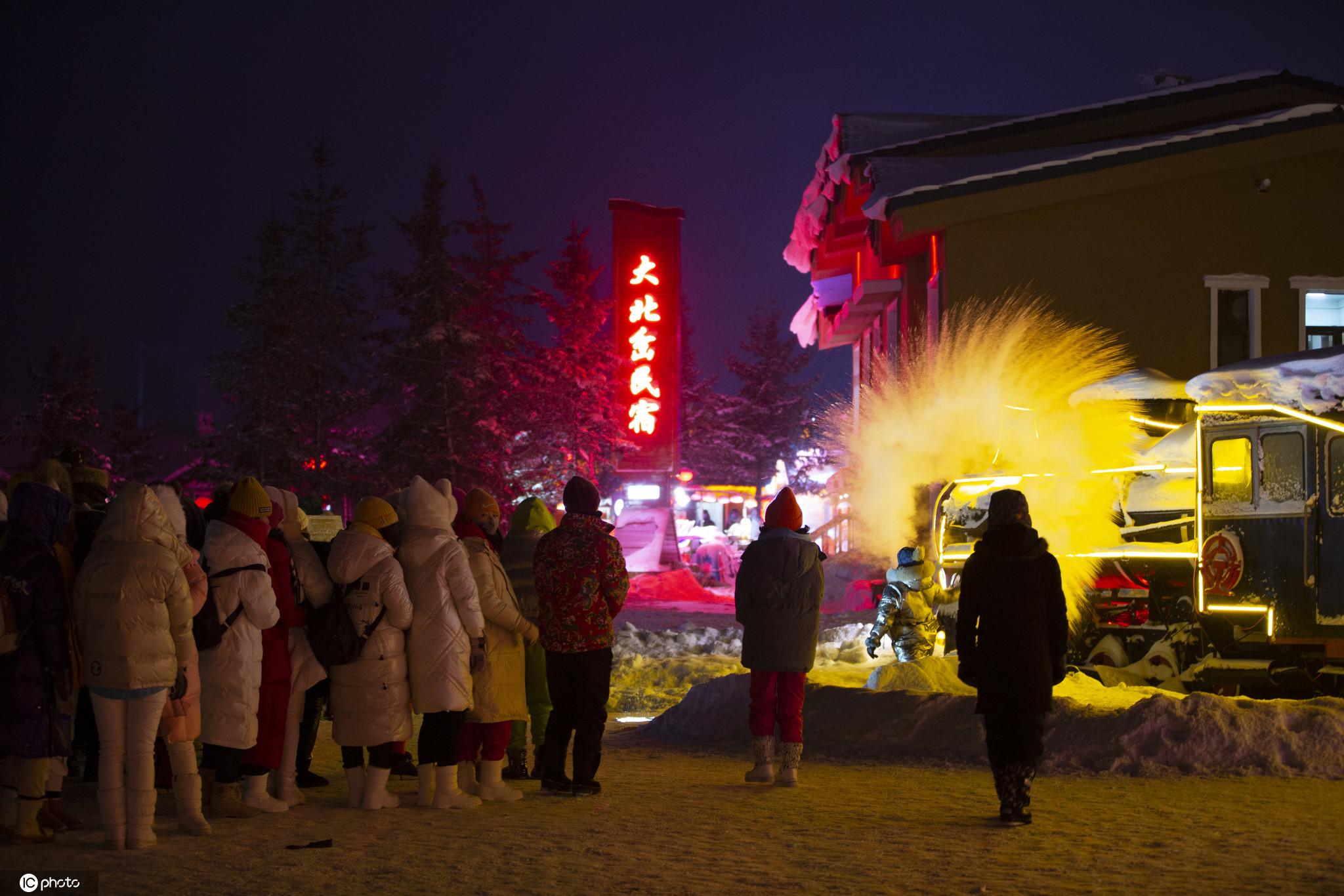 黑龙江雪乡泼水成冰背后的科学，女子烫伤事件引发深度解析