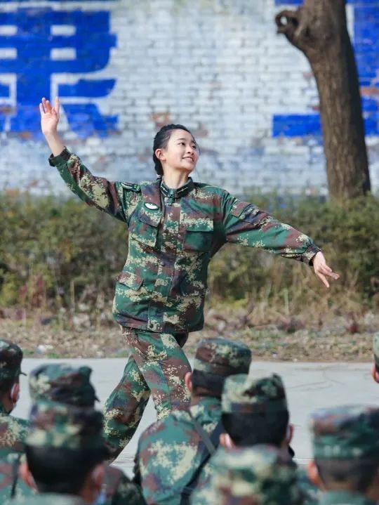 子弟兵拉练归途遇敬礼小女孩，军民情深致敬瞬间