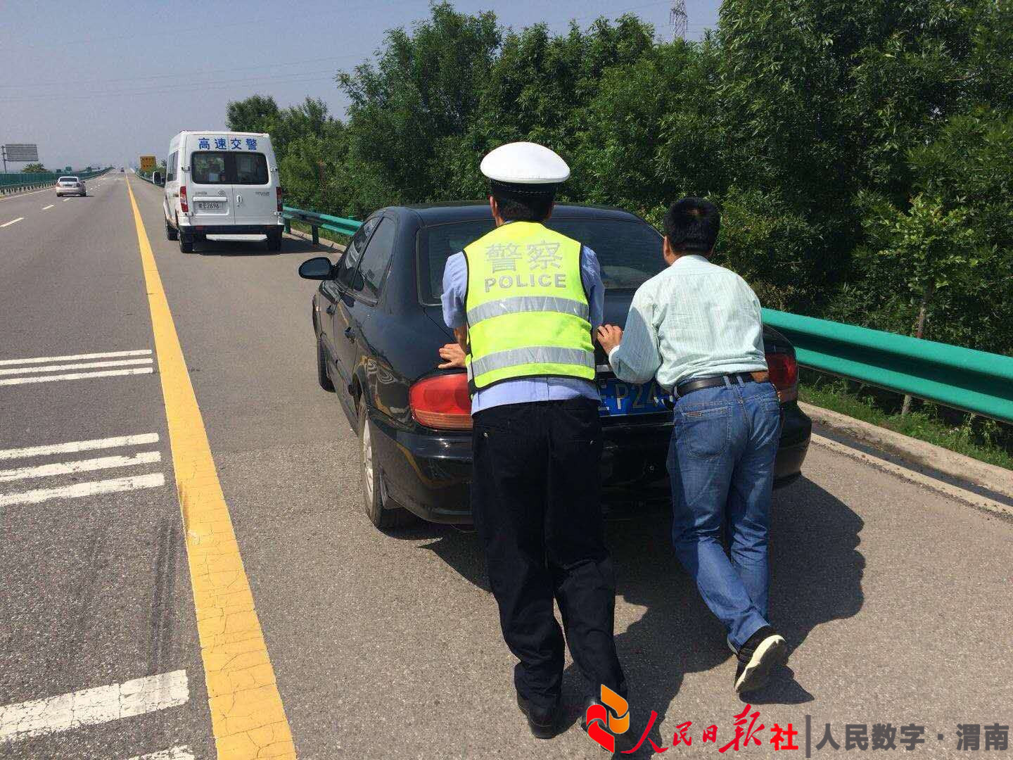 民警高速救人瞬间，速度与担当的壮丽赞歌