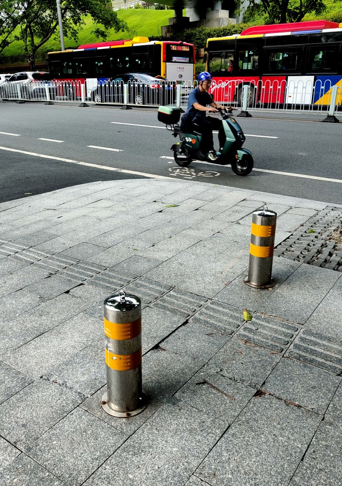 广州地铁口隔离柱，城市安全与交通管理的挑战与考量