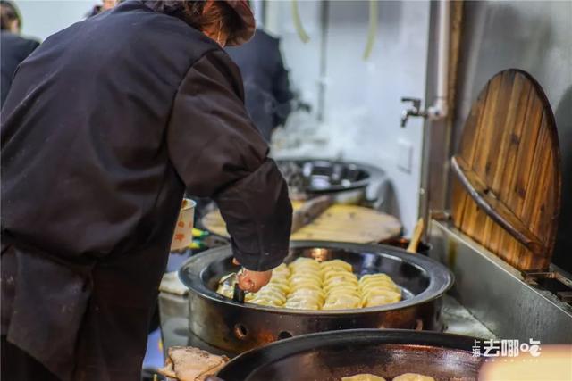 银川地震中的英勇瞬间，烧鸡店阿姨折返关火的温暖传奇