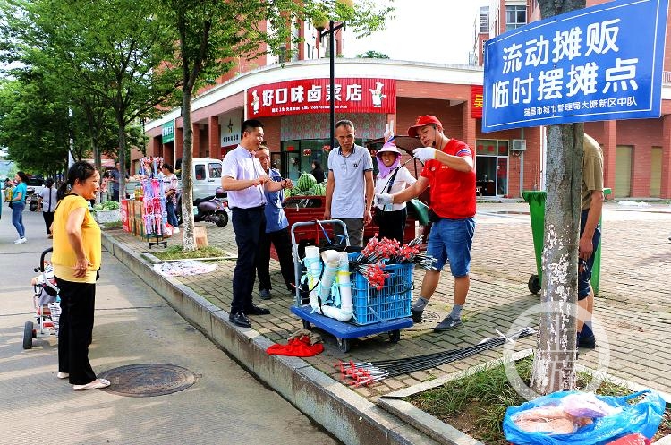 城管呼吁商户规范经营，店外摆摊，呼吁合理增收