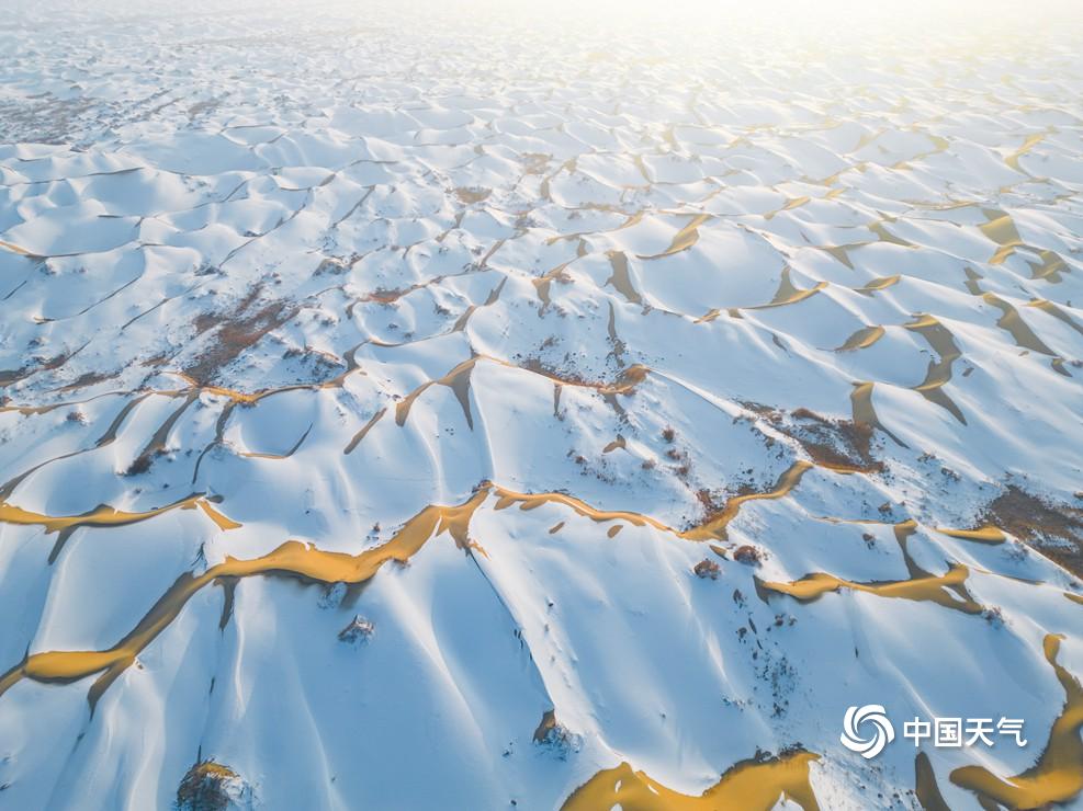 塔克拉玛干沙漠降雪，沙海变雪海的奇妙景观