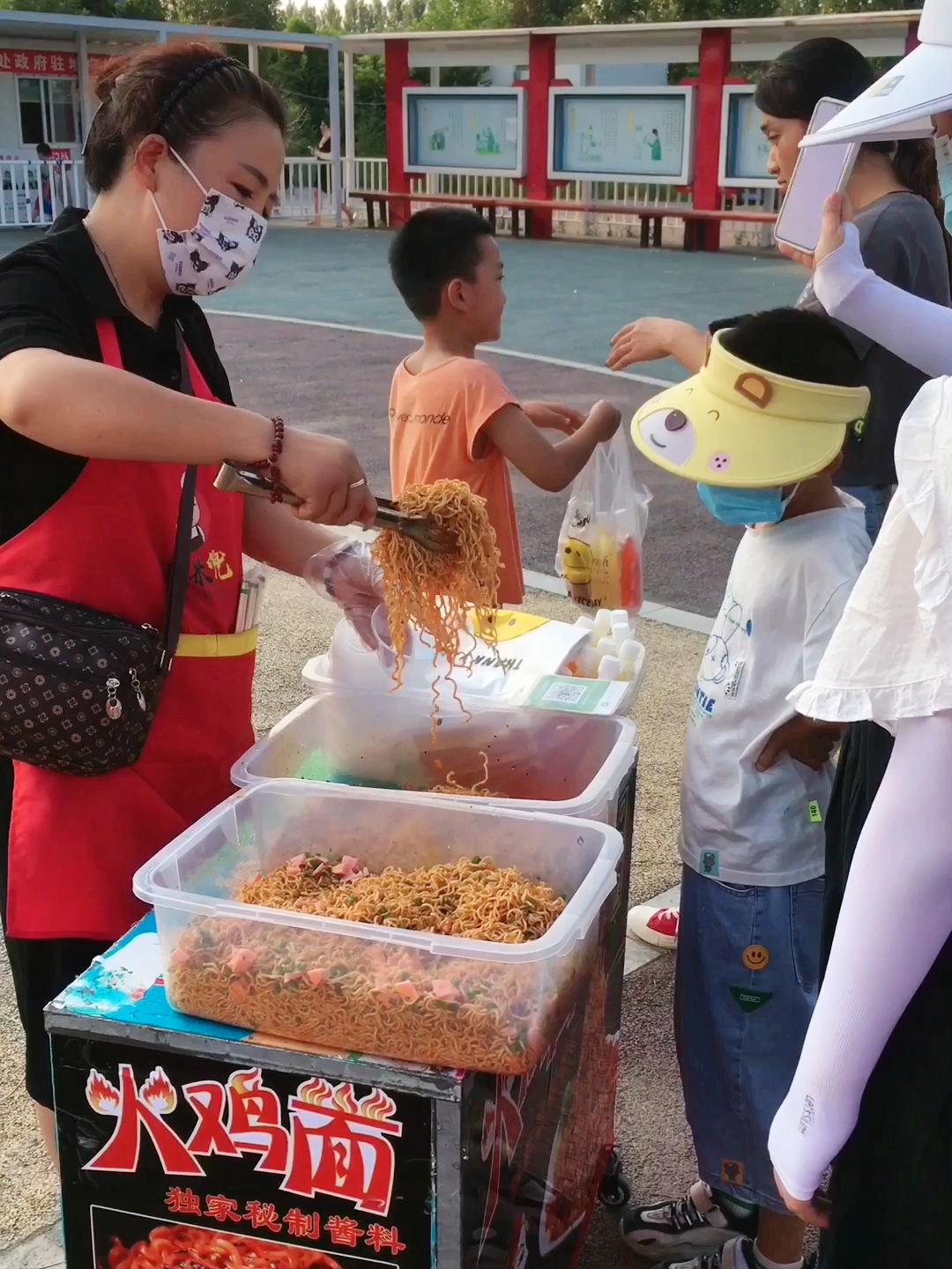 小学老师解聘后的火鸡面人生，从教室到生活的转变之路