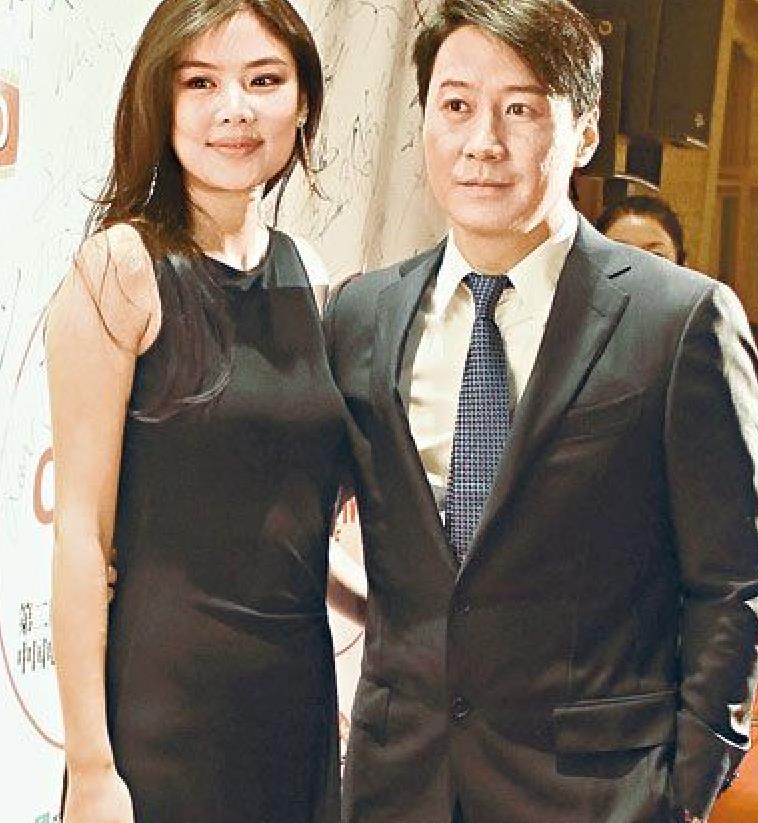 黎明现身女儿运动会 老婆罕见出镜